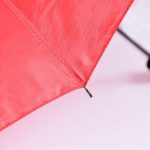 So sieht Art. 1009 in rot aus; optional ist dieser Regenschirm mit eigenem Firmenlogo bedruckbar.