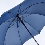 Regenschirme mit eigener Werbung eignen sich besonders gut als Werbeträger, da sie bei schlechtem Wetter ständig getragen werden.