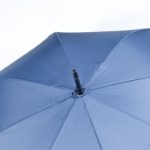 Regenschirme mit eigener Werbung eignen sich besonders gut als Werbeträger, da sie bei schlechtem Wetter ständig getragen werden.