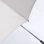 Hellgrauer Regenschirm in mittlerer Größe mit schwarzem Rundhakengriff und bedruckbar.
