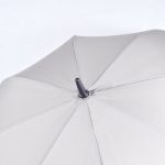 Hellgrauer Regenschirm in mittlerer Größe mit schwarzem Rundhakengriff und bedruckbar.